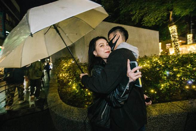 林荫底下竖立一座座七彩的小山，加上富含童趣的发光梯与巨大爱心云朵，还有绝美的灯海隧道，呈现出魔幻森林的氛围，让大家可以在心中山「勇敢呼吸」，挥别令人不安的2021疫情。(郭吉铨摄)