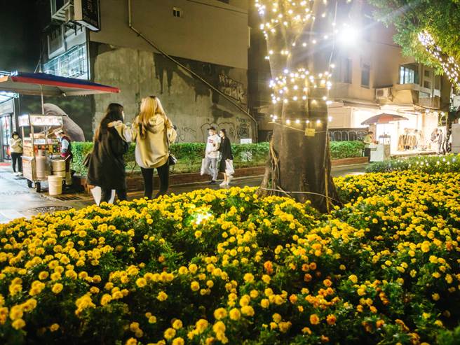 臺北市政府观光传播局以「勇敢呼吸」为主题，在心中山线形公园装置灯饰，下午6点时点灯，提供惬意又文青的气氛及最好拍的网美朝圣地。(郭吉铨摄)