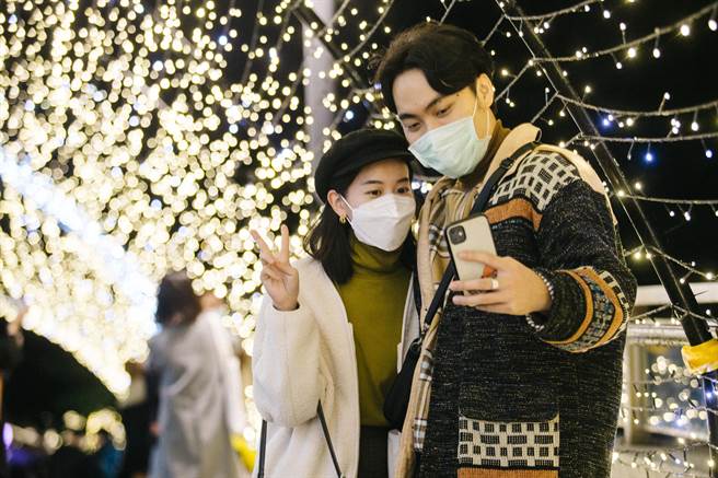 绝美的灯海隧道，呈现出魔幻森林的氛围，让大家可以在心中山「勇敢呼吸」，挥别令人不安的2021疫情。(郭吉铨摄)