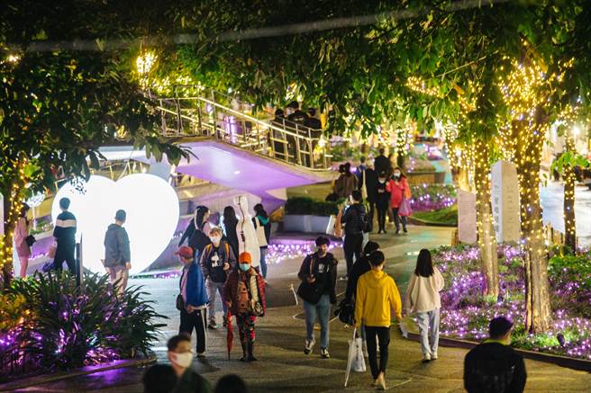 观传局利用心中山的绿色廊道，林荫底下竖立一座座七彩的小山，加上富含童趣的发光梯与巨大爱心云朵，还有绝美的灯海隧道，呈现出魔幻森林的氛围，让大家可以在心中山「勇敢呼吸」，挥别令人不安的2021疫情。(郭吉铨摄)