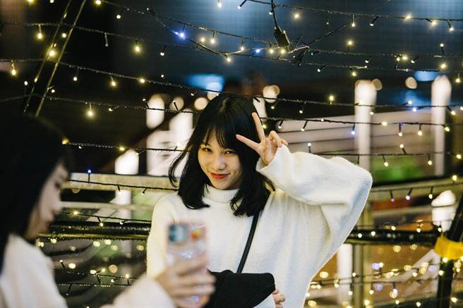 臺北市政府观光传播局以「勇敢呼吸」为主题，在心中山线形公园装置灯饰，下午6点时点灯，提供惬意又文青的气氛及最好拍的网美朝圣地。(郭吉铨摄)