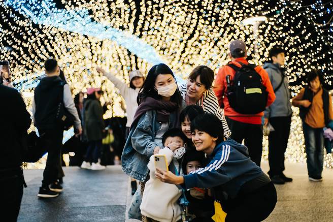 「臺北最High新年城-2022跨年活动」27日在中山区心中山线形公园率先登场。(郭吉铨摄)