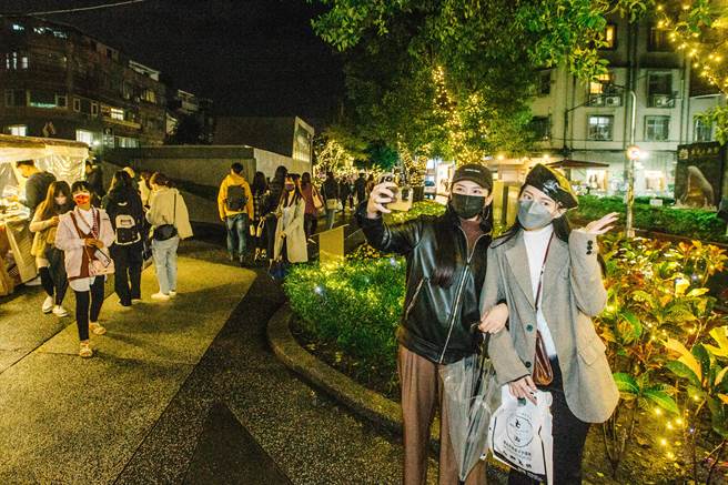 臺北市政府观光传播局以「勇敢呼吸」为主题，在心中山线形公园装置灯饰，下午6点时点灯，提供惬意又文青的气氛及最好拍的网美朝圣地。(郭吉铨摄)