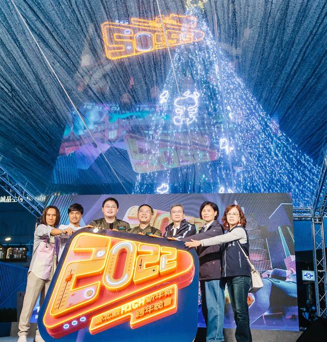「臺北最High新年城-2022跨年活动」27日举行启动仪式，臺北市副市长蔡炳坤（中）与首度参与跨年晚会演出的动力火车（左）一同点灯，宣告跨年活动全面启动。(郭吉铨摄)