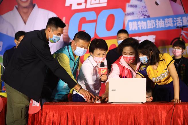 盧秀燕與奧運田徑跨欄選手陳傑、中信兄弟象啦啦隊員峮峮等一同抽出幸運兒.。(台中市政府提供)