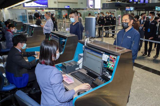 Omicron来势汹汹，香港已经出现案例，毒理专家招名威呼吁指挥中心应重新思考春节的放宽政策。(图／陈麒全摄)