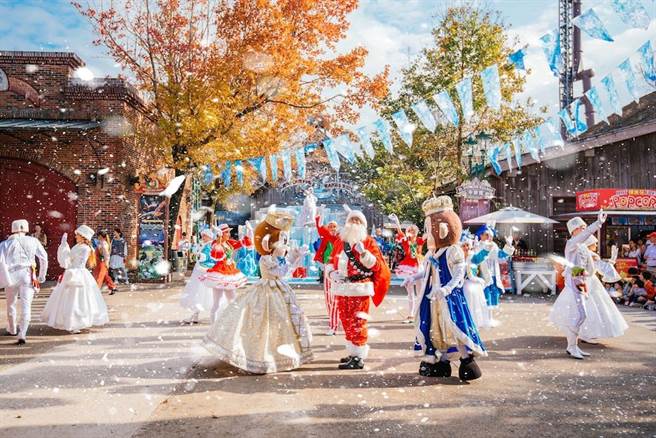 六福村在園內打造出北國耶誕村，讓大小遊客玩樂園設施之餘，也能拍下許多浪漫夢幻的照片。（六福村提供）