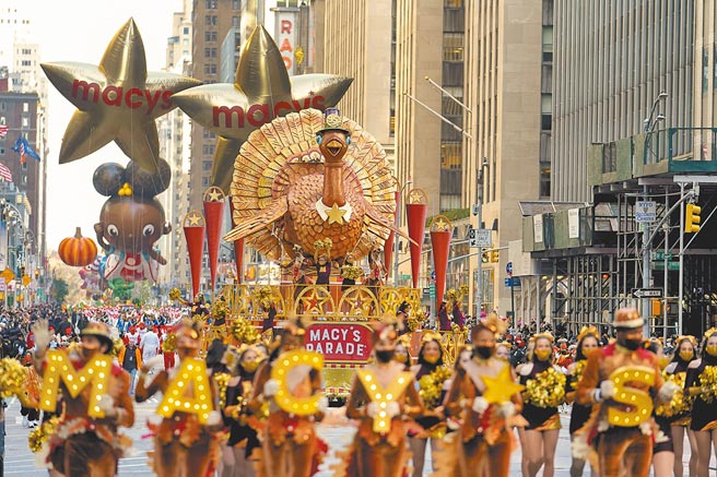 美国梅西百货的感恩节花车游行，今年恢復盛大规模，也拉开年终假期购物季的序幕。图／美联社