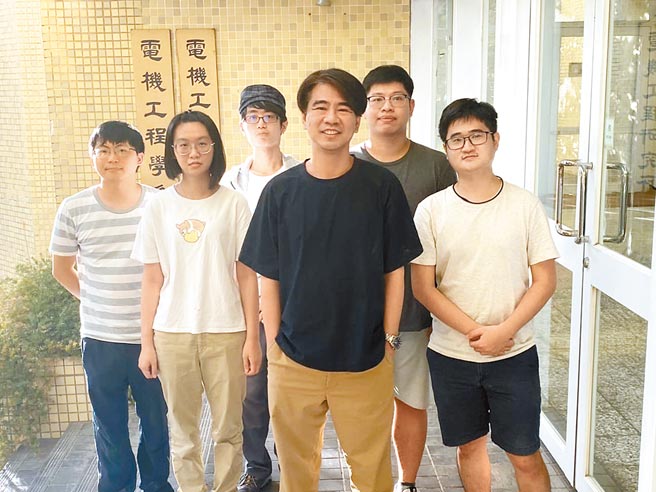 國立臺灣海洋大學之團隊以「基於深度學習之箱網預警系統」獲得資訊應用組第一名。圖／大會提供