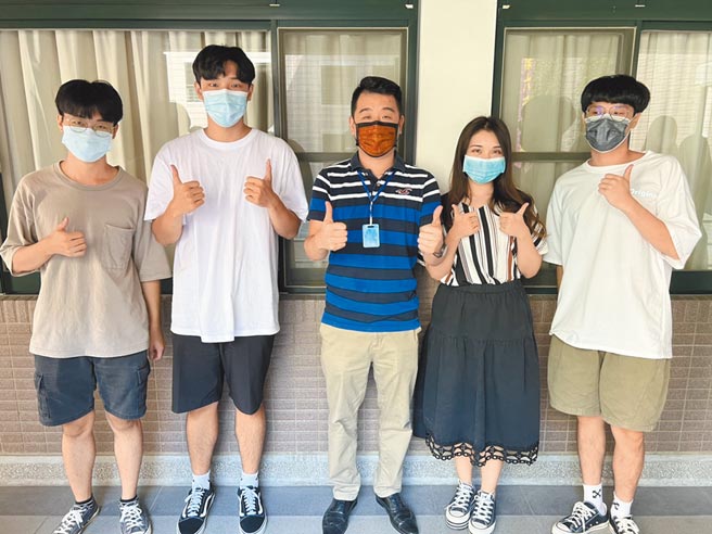 中原大学之团队以「耳视目听」获得产学合作组第一名及臺北生活好便利创新应用组第一名。图／大会提供