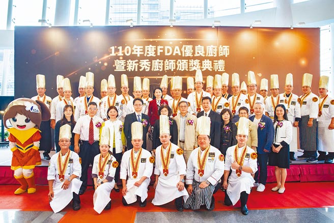 食药署长吴秀梅与110年优良厨师及新秀厨师合影。图／业者提供