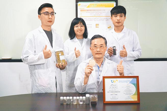 大叶大学获台湾创新技术博览会金牌大叶大学工学院院长李清华（右二）的废钽电容回收技术，获发明竞赛金牌。图／大叶大学提供