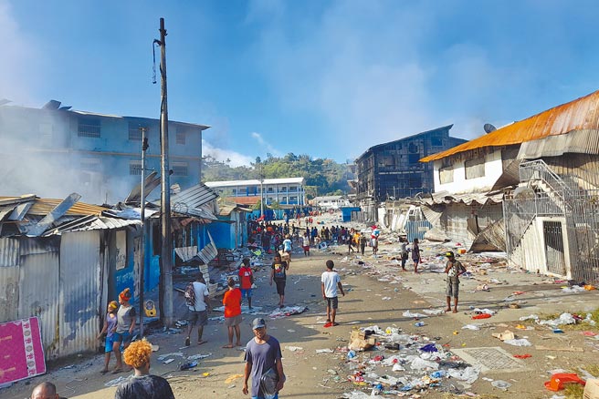 索罗门群岛爆发反政府示威，首都荷尼阿拉街头混乱情况犹如战场。（美联社）