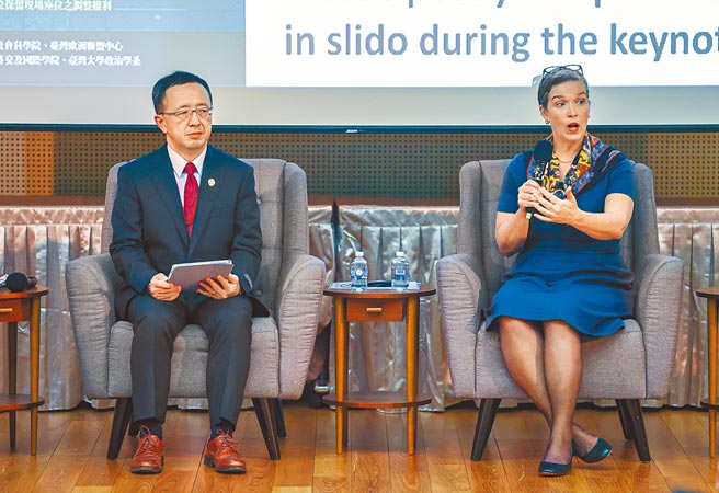 中华民国国际关系学会26日举办年会，美国在台协会（AIT）处长孙晓雅（右）受邀发表演说。（中央社）