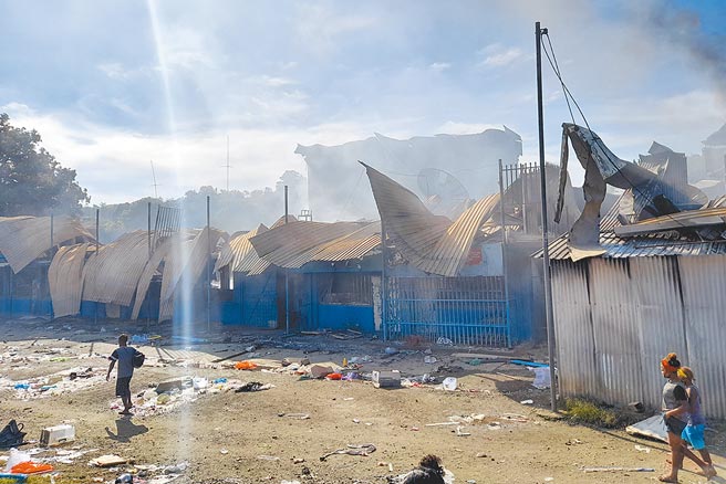 索罗门群岛近日爆发抗争，和平游行脱序成暴乱。（美联社）