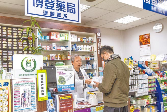 健保署26日公布最新药价，明年元旦起6564项药品降价，估计可年省74.6亿元，弥补过去癌症救命药支出。（本报资料照片）