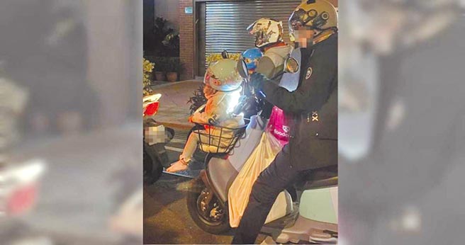 机车骑士将小孩塞进菜篮，还低头滑手机。（翻摄「爆怨公社」脸书社团）