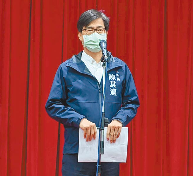 高雄巿长陈其迈26日在议会受访。（曹明正摄）