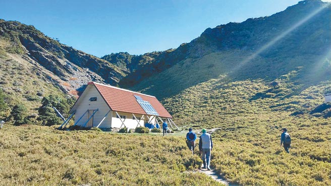 本土疫情趨緩管制逐步解封，太魯閣國家公園生態保護區開放7座山屋。圖為南湖大山山屋。（太魯閣國家公園管處提供／王志偉花蓮傳真）