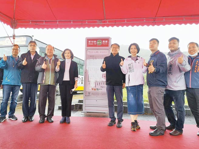 宜兰县绿19公车东北角海岸线串联新北市856公车黄金福隆线，新北市副市长陈纯敬（右五）及宜兰县长林姿妙（左四）26日共同主持揭牌。（新北市交通局提供／王扬杰新北传真）