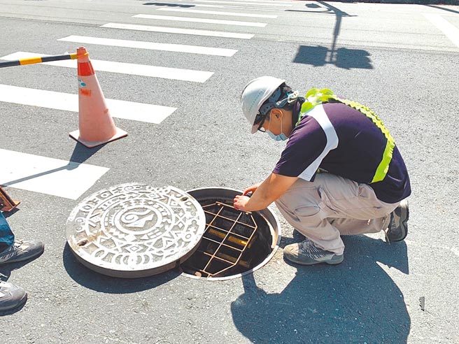 宜蘭縣政府工作人員透過「設施巡查及維護模組APP」，大幅提升汙水下水道的管理維修作業效率。（宜蘭縣政府提供／胡健森宜蘭傳真）