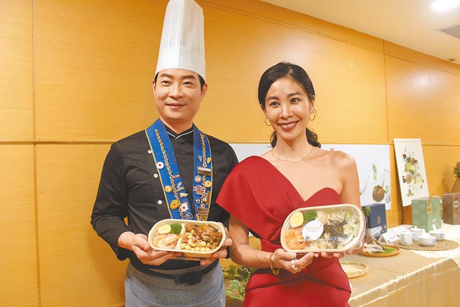 「新北好茶市集」邀請名廚黃景龍（左）獨創好茶料理，將「文山包種茶」入菜，製作成「限定好茶便當」。（陳慰慈攝）