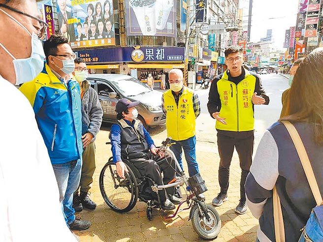 新北市树林火车前站人行道广场铺面凹凸不平、坡道坡面太陡，常有轮椅族、长者摔倒，为了营造友善人行空间，铁路局将出资约400万元，交由市府单位发包施工改善。（新北市议员陈世荣提供／蔡雯如新北传真）