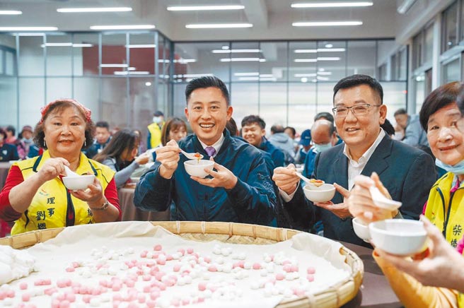 新竹市长林智坚（左二）、议长许修睿（左三）一起吃汤圆欢庆柴桥市民活动中心落成。（新竹市府提供／邱立雅竹市传真）