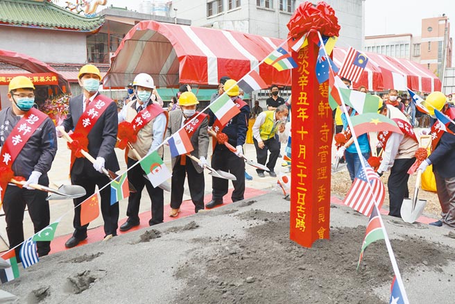 台南市东山碧轩寺斥资逾亿元兴建三宝殿，台南市长黄伟哲（左三）参与动土典礼。（刘秀芬摄）