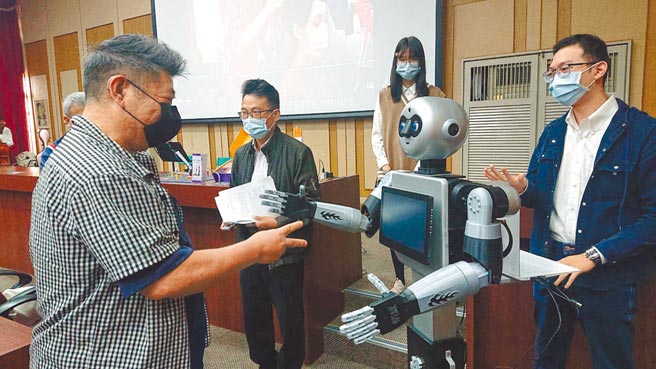 国立台南大学师生团队创作的情感机器人能玩猜拳游戏。（程炳璋摄）