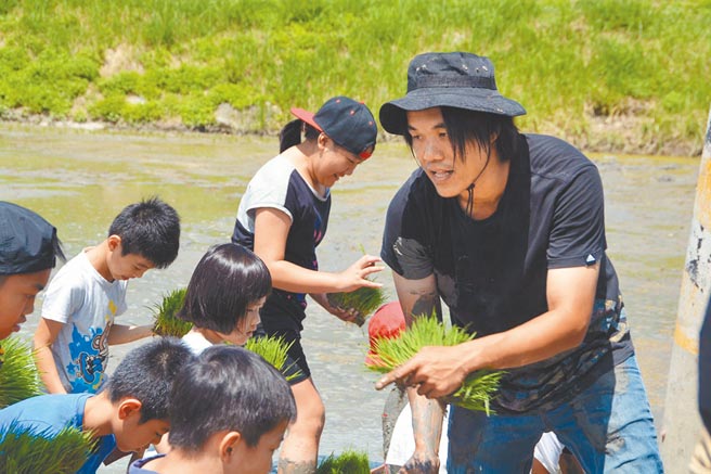 台东青农魏瑞廷（右一）有意参选池上乡长。（魏瑞廷提供／蔡旻妤台东传真）
