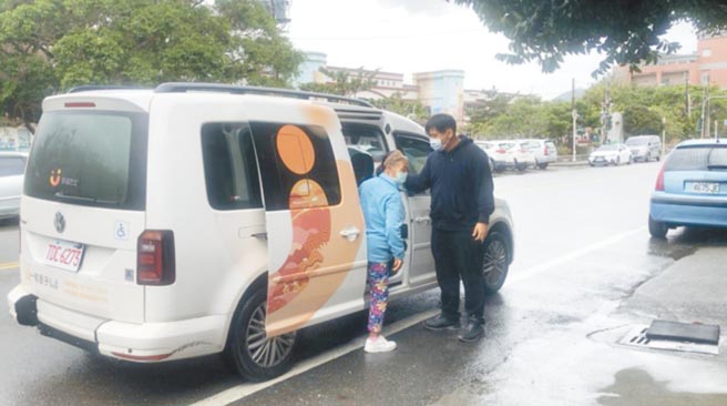 屏县府推动满州乡幸福巴士2.0计画，荣获「城市伙伴奖」殊荣。（屏县府提供／谢佳潾屏东传真）