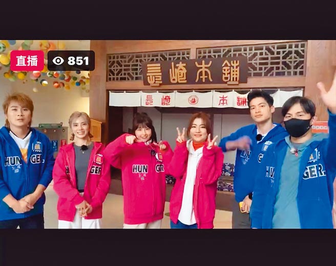 王仁甫（左起）、「豆花妹」蔡黃汝、峮峮、Selina、許孟哲以及孫協志昨開直播與粉絲互動。（中視提供）