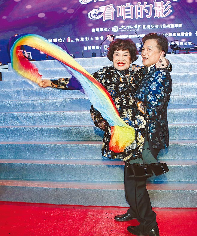 73岁的李朝永（右）将84岁周游公主抱，展现好腰力。（罗永铭摄）