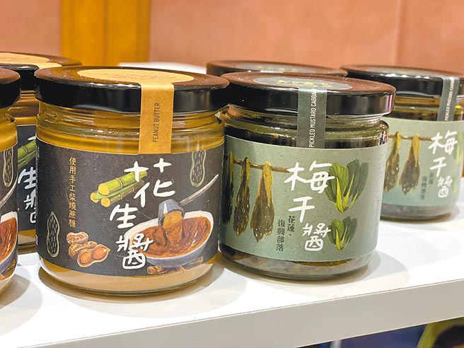 SOGO忠孝馆冬季小农市集「台湾原味」花生酱240元（左）；梅干酱250元（右）。（郭家崴摄）