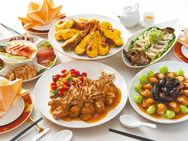 宴会厅中式桌菜有各式海味山珍，诸如「鲍汁北菇烩鲍鱼」、「绿波蜜汁贵妃骨」、「葱油树子蒸石斑」等高檔食材，美馔飨宴、宾主尽欢。（大仓久和大饭店提供）