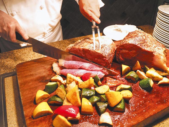 最受欢迎的欧风馆现切炉烤牛排，在宴会厅尾牙春酒专案中，能无限量大快朵颐。（大仓久和大饭店提供）