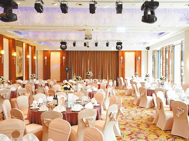 大仓久和宴会厅「尾牙春酒」专案，中式桌菜、西式自助餐任选，桌数弹性，桃花林经典粤菜、最低3桌，欧式自助美食无限供应、最低50人起。（大仓久和大饭店提供）