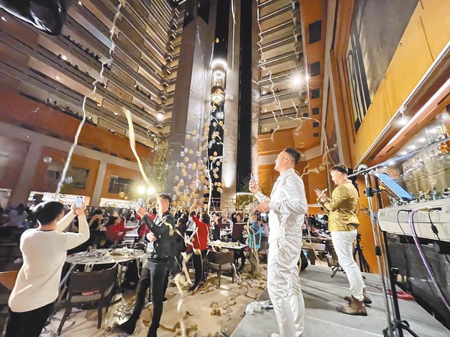 台北喜来登大饭店的自助餐厅「十二厨」，在跨年夜变身为热闹的音乐派对空间。（台北喜来登大饭店提供）