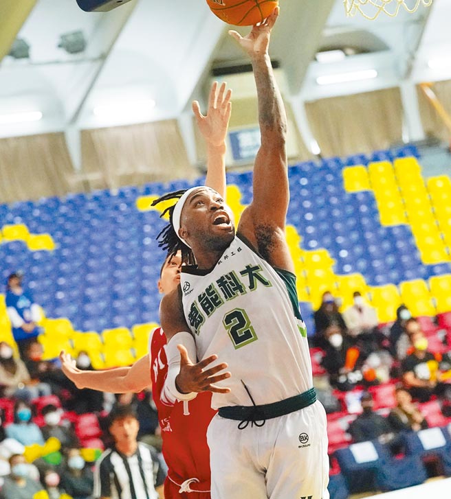 万能科大前锋张杰玮强行切入上篮取分。（大专体总提供）