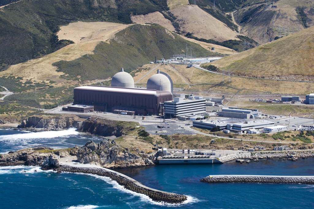 离断层过近的加州恶魔谷核电厂近40年来一直遭反核团体抗议，它的运转执照将在2025年到期，不过有愈多愈多的声音认为，为了减碳，在安全仍然确保的前题下，它应该继续运转。图/Diablo Canyon Power Plant(photo:ChinaTimes)