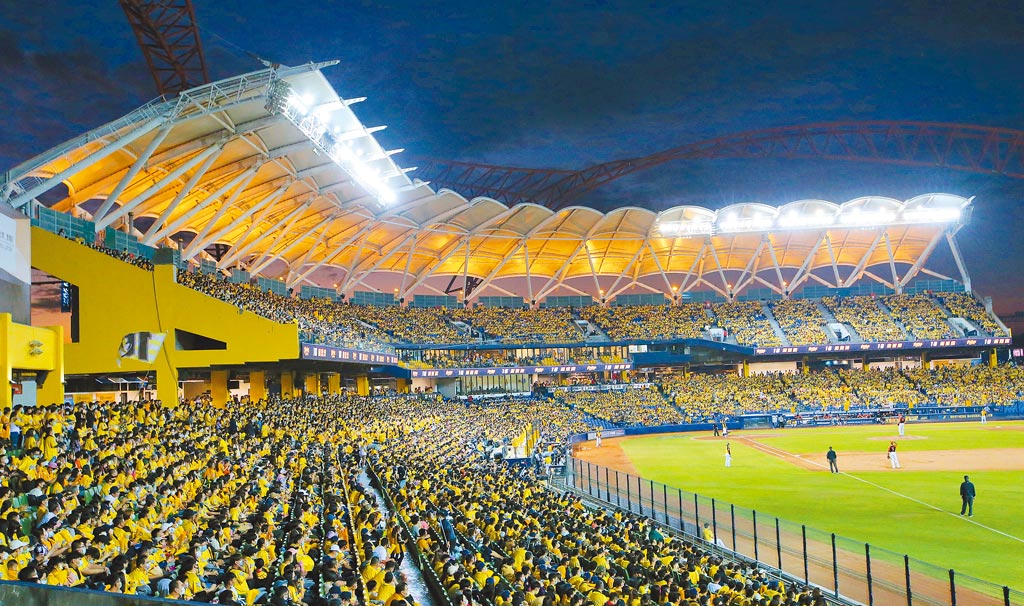 中職32年「台灣大賽」27日於台中洲際棒球場展開，2萬名觀眾擠爆球場。（黃國峰攝）