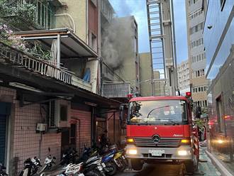 板橋公寓清晨大火 老翁臥病在床遭濃煙嗆傷身亡