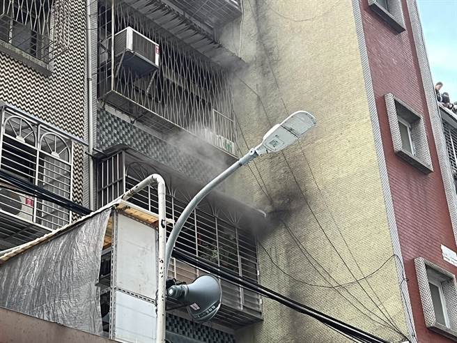 板橋某公寓3樓清晨傳出火警。（王揚傑攝）
