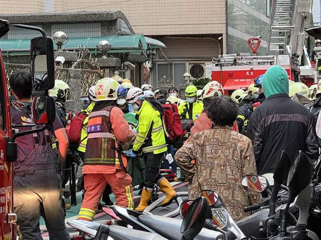 救護人員將老翁送醫急救。（王揚傑攝）