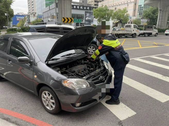員警二話不說拿出充電電瓶幫忙發電，最終順利啟動，讓車主感動不已。（民眾提供）