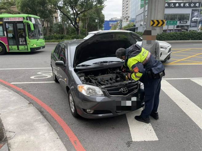 員警二話不說拿出充電電瓶幫忙發電，最終順利啟動，讓車主感動不已。（民眾提供）