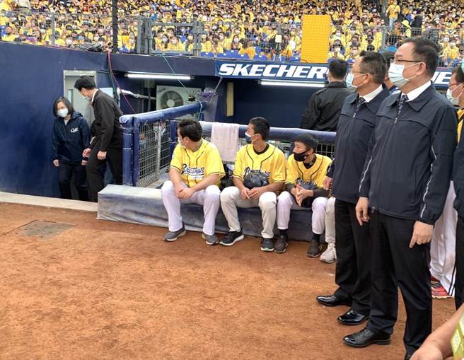 周广齐中将（右一）与李荣华中将（右二）在台中洲际棒球场。图左为蔡英文总统进球场。读者提供。