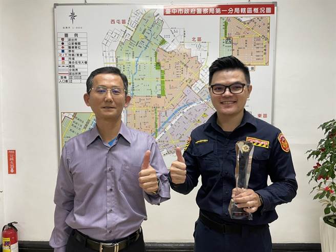 内政部警政署在日前表扬110年度绩优交通警察，台中市政府警察局第一分局交通分队警员李柏翰（右）获表扬。（台中市一分局提供／冯惠宜台中传真）