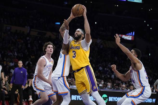 湖人前锋安东尼戴维斯(中)投篮。（美联社资料照）